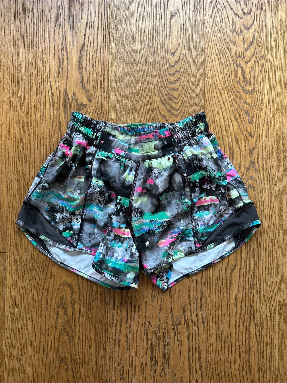 Lululemon Low Rise Hotty Hot Short 4”